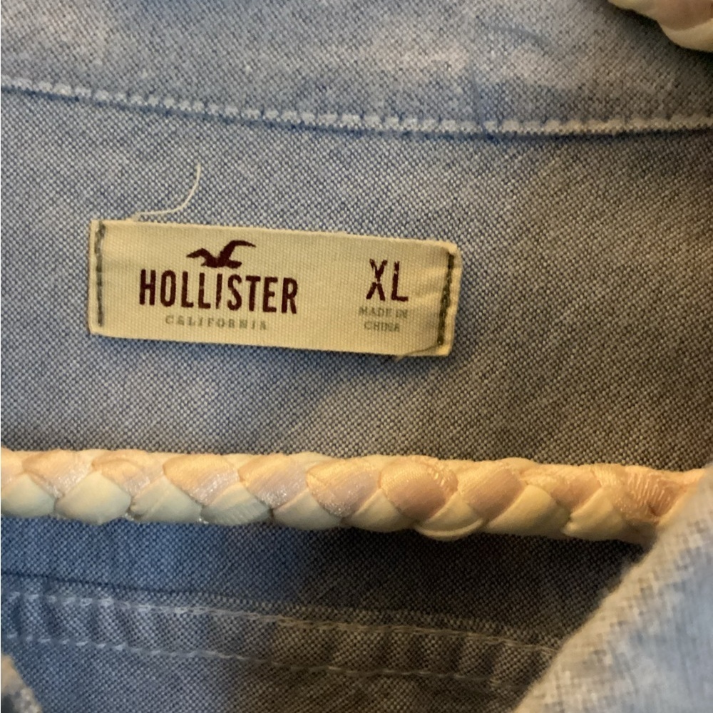 Hollister blue button down shirt-SZ XL
@B1 - Picture 3 of 4